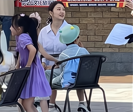 張雨綺歡樂谷拍戲遭路拍，被指顏值垮掉，幾十個評論就登上熱搜