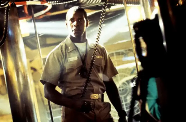 看好萊塢如何“反美”，當然還得選擇重溫《紅潮風暴》