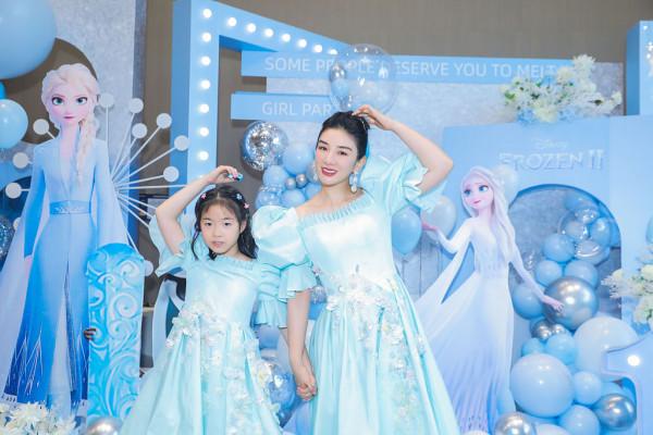 黃奕為女兒慶祝十歲生日 母女公主裙優雅端莊