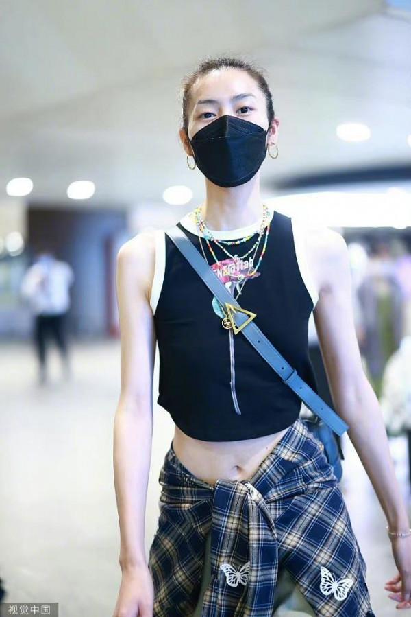 劉雯私服,小背心配牛仔褲,腰間繫著格子衫,好活力的大表姐 劉雯私服,小背心配牛仔褲,腰間繫著格子衫,好活力的大表姐