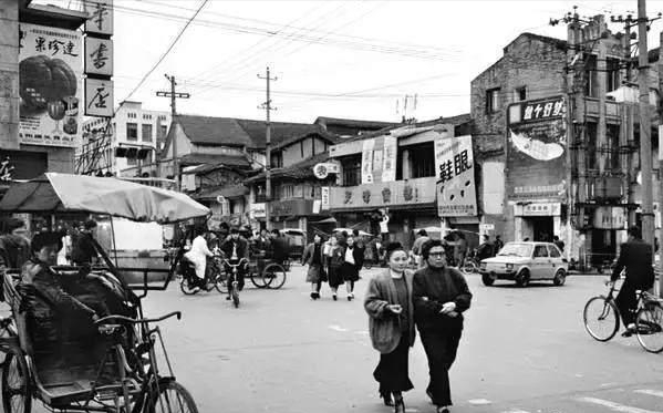 還記得她嗎，一張照片改變命運，時隔30年已從淋雨者變成撐傘人