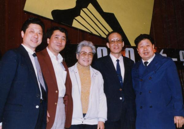 21年前，那個寧願去當名譽縣長也不和馮鞏合作的牛群，如今怎樣了