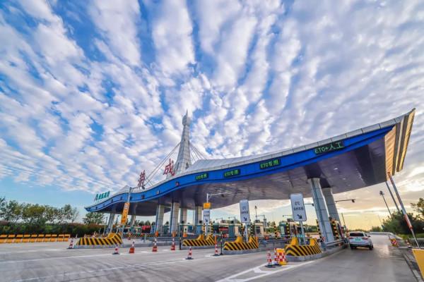 秋日霞光映榮成,新雨洗天弄巧雲 秋日霞光映榮成,新雨洗天弄巧雲