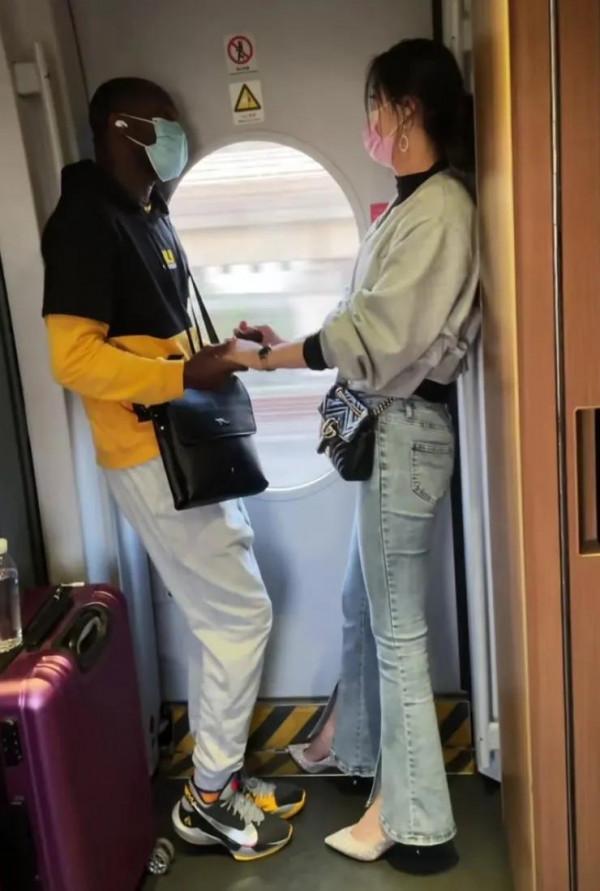 女子向老黑求愛,“嫁給他我從不後悔”,老黑為何這麼具有魅力? 女子向老黑求愛,“嫁給他我從不後悔”,老黑為何這麼具有魅力?