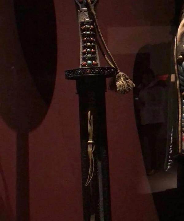 乾隆戰袍在巴黎靜靜地沉睡著 時時刻刻提醒我們要發奮圖強 自強不息