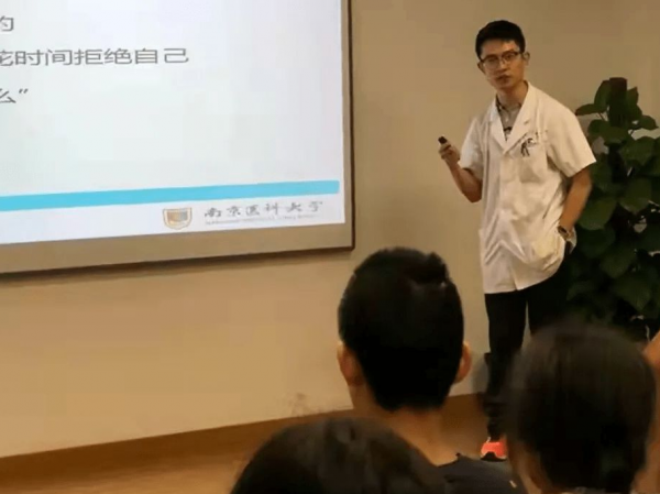 小夥得了怪病，醫生看不出病因，為自救考醫科大學後找到治療方法