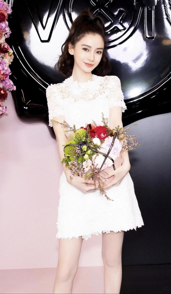 楊穎白裙代言香水