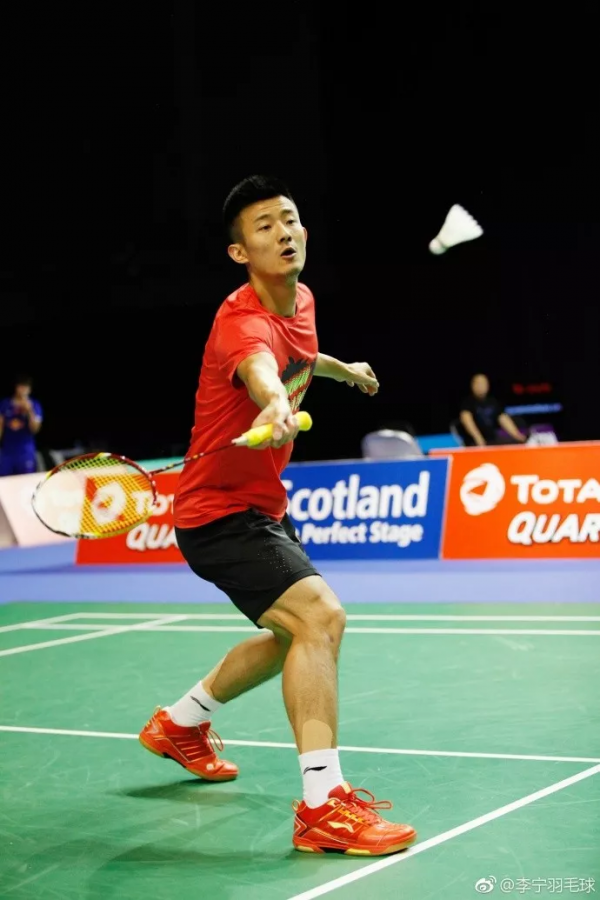 羽球步法教學:不同的擊球情景下,兩隻腳的位置略有不同 羽球步法教學:不同的擊球情景下,兩隻腳的位置略有不同