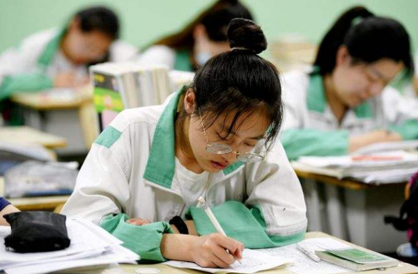 高三模擬考試沒過400分,還能考上本科嗎?資深的班主任這樣說 高三模擬考試沒過400分,還能考上本科嗎?資深的班主任這樣說
