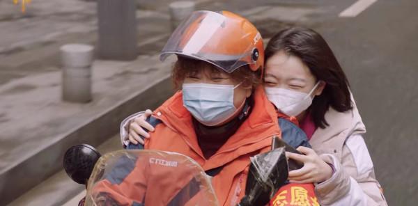 賈玲新片捲髮造型搶鏡,與周冬雨成閨蜜,載朱一龍騎摩托 賈玲新片捲髮造型搶鏡,與周冬雨成閨蜜,載朱一龍騎摩托