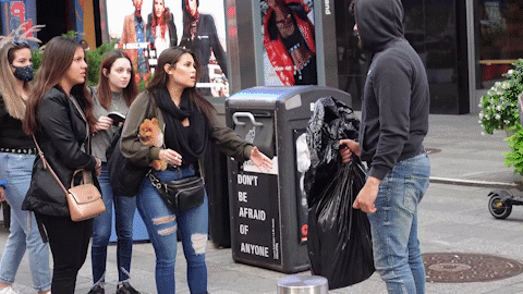 殘忍!流浪貓被外賣員狠摔4下,摔完再踩3腳!到底是什麼人虐貓? 殘忍!流浪貓被外賣員狠摔4下,摔完再踩3腳!到底是什麼人虐貓?