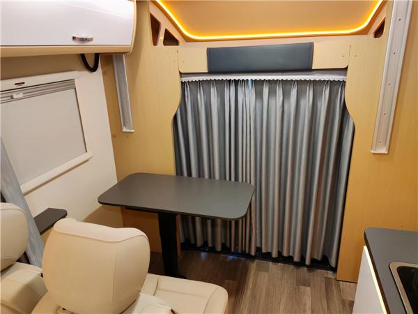 新款鉑馳夢想家依維柯房車，小額頭設計透過性更好