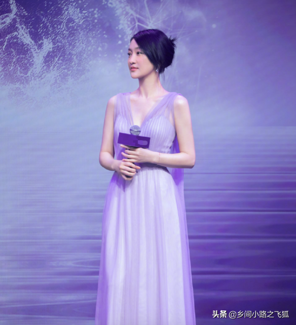 周迅著薰衣草紫紗裙亮相好優雅 盤發造型盡顯端莊柔美