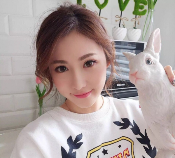 網紅離婚後為百億富豪生子，如今女兒都兩歲了，卻連婚禮都沒舉辦