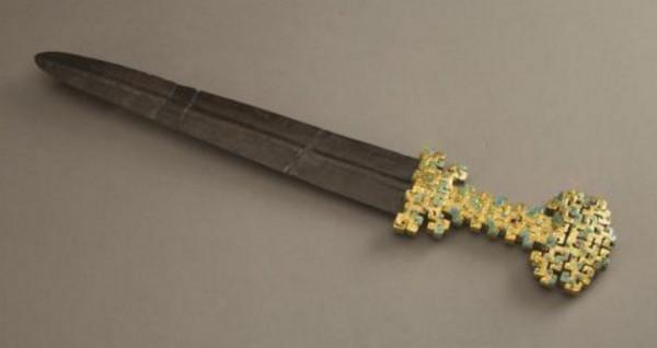 古墓出土一黃金鐵劍，劍柄重量17斤，專家：鑄就劍身的廢鐵更值錢