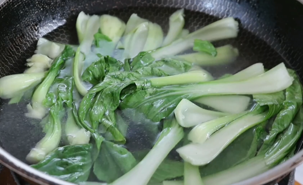 飯店香菇青菜為啥那麼好吃？原來一直做錯了，看大廚怎麼做的