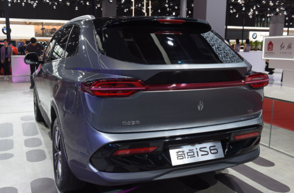 四年花80億隻造了兩輛概念車，而且連車門拉手都是用膠布粘住的