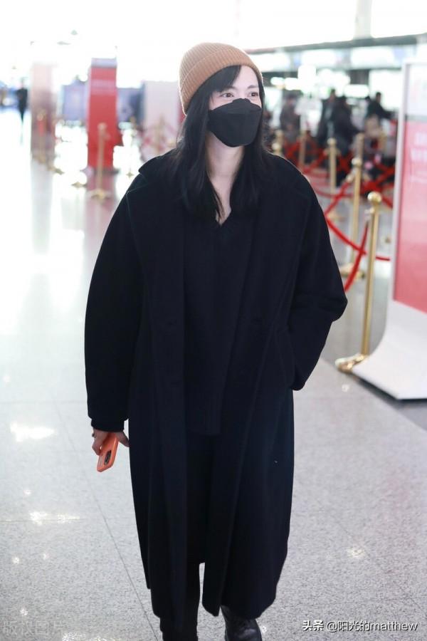 街拍：姚晨一身黑大衣飄逸現身咖色針織帽俏皮又不失氣質