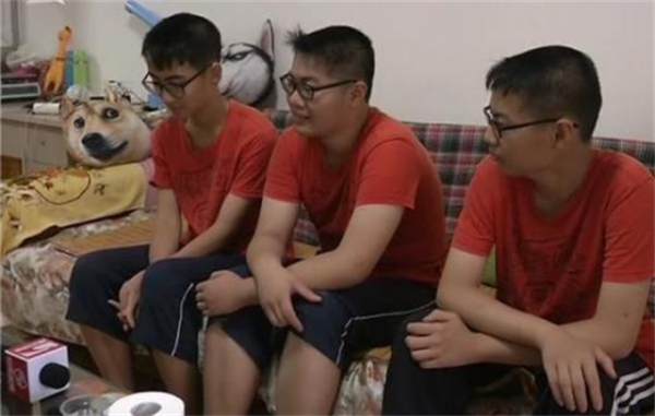 丈夫病逝後，農村媽媽打工擺攤養育三胞胎，仨兒子一個比一個爭氣