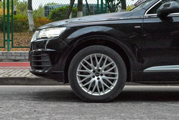 二手準新奧迪Q7,內飾貼膜、腳墊通鋪,不容錯過 二手準新奧迪Q7,內飾貼膜、腳墊通鋪,不容錯過