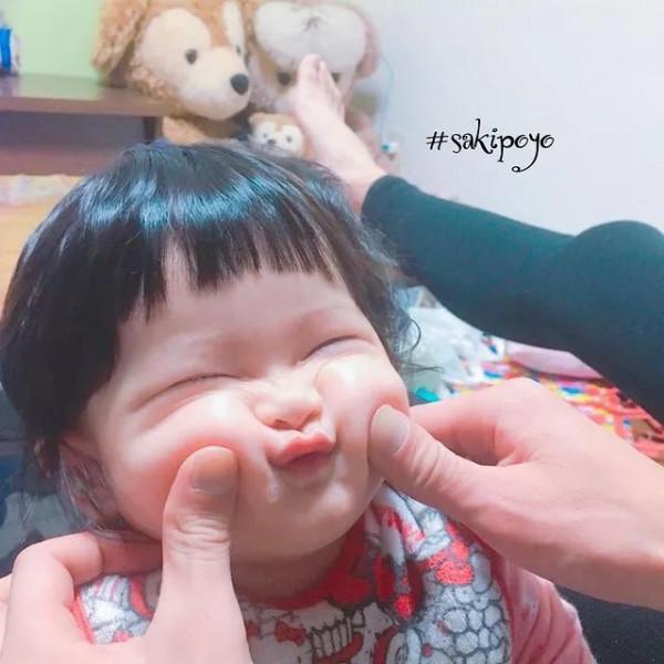 日本“紙箱寶寶”長大了！看過她爸媽的照片後，我酸了