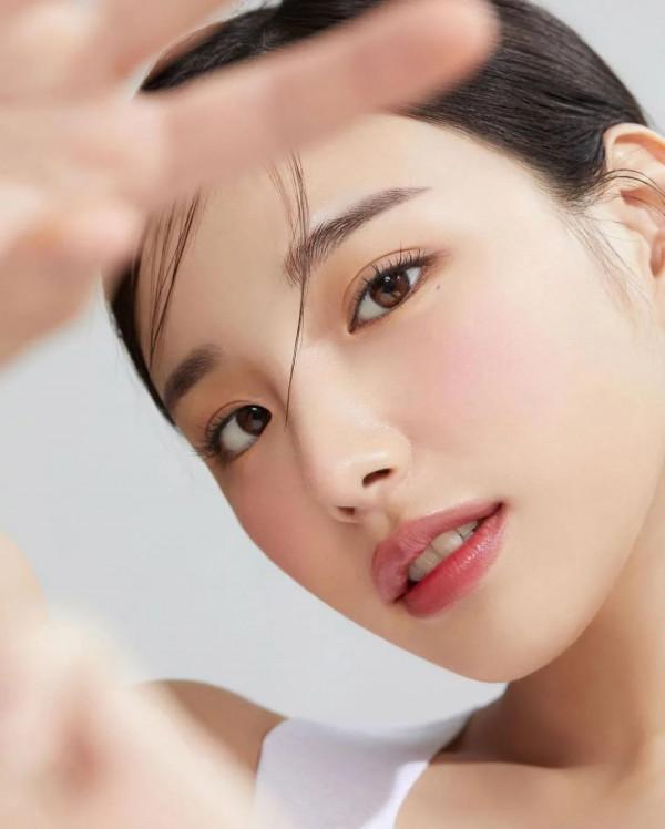 這兩個顏色,穿在臉上更好看 這兩個顏色,穿在臉上更好看