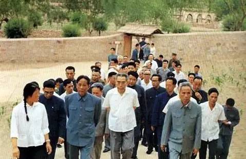 1973年，越南人來要81億元援助，周恩來在參觀結束後當眾自我批評