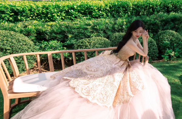 芭莎晚宴成修羅場：陳偉霆跟兩任前女友同框，楊穎避開，阿SA站遠