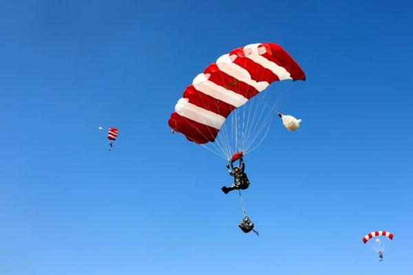 13年前汶川地震時的驚天一跳，今天再看依然淚崩！空降兵生日快樂