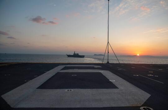 動作不斷！美日“雙航母”剛在南海炫耀武力不久，又向東海派出兩艘“準航母”