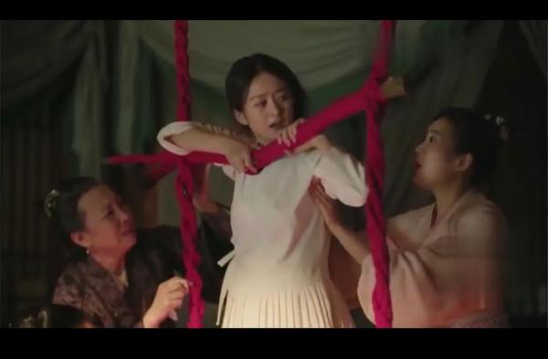 不明白趙麗穎站著生孩子，這個姿勢有什麼講究呢？