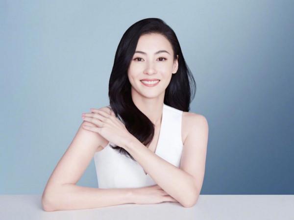 165cm張柏芝和170cm王鷗,同穿白色V領連衣裙,不是腿長就能贏 165cm張柏芝和170cm王鷗,同穿白色V領連衣裙,不是腿長就能贏