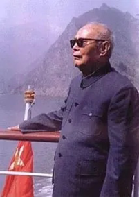 周恩來病重期間，每次做手術，在手術室外一直守護著的人是誰？