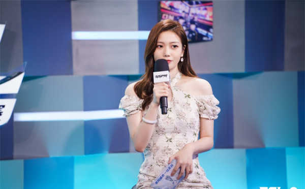 PUBG在逃公主，主持人阿穎限定聖誕裝扮，足以成為宅宅的接班人