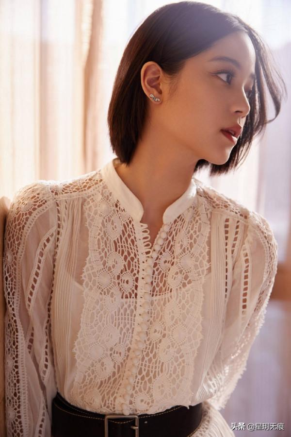 歐陽娜娜穿白色鏤空長裙清純可人 迎著陽光側臉線條優越