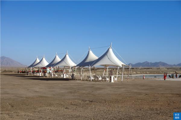 青海翡翠湖，人工採鹽幾十年挖出幾百個水坑，宛若寶石落入人間