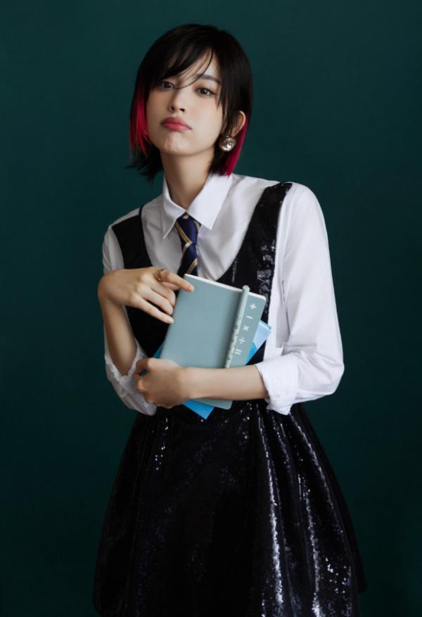 娜扎化身甜酷女孩，白襯衣搭個性領帶，粉色挑染短髮酷颯有型