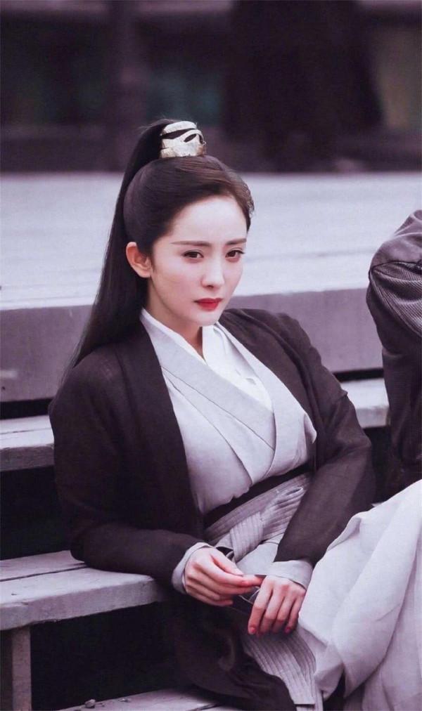 趙麗穎和楊冪的男裝造型,誰更深得你心呢? 趙麗穎和楊冪的男裝造型,誰更深得你心呢?