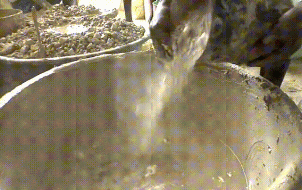 胃脹得“破裂”!海地人吃的“泥餅”是怎麼製作的,觀音土是什麼 胃脹得“破裂”!海地人吃的“泥餅”是怎麼製作的,觀音土是什麼