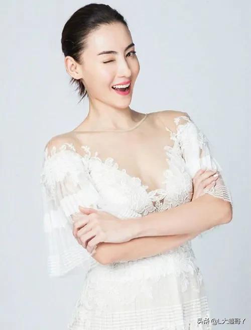 “衣靠人裝”的張柏芝 “衣靠人裝”的張柏芝