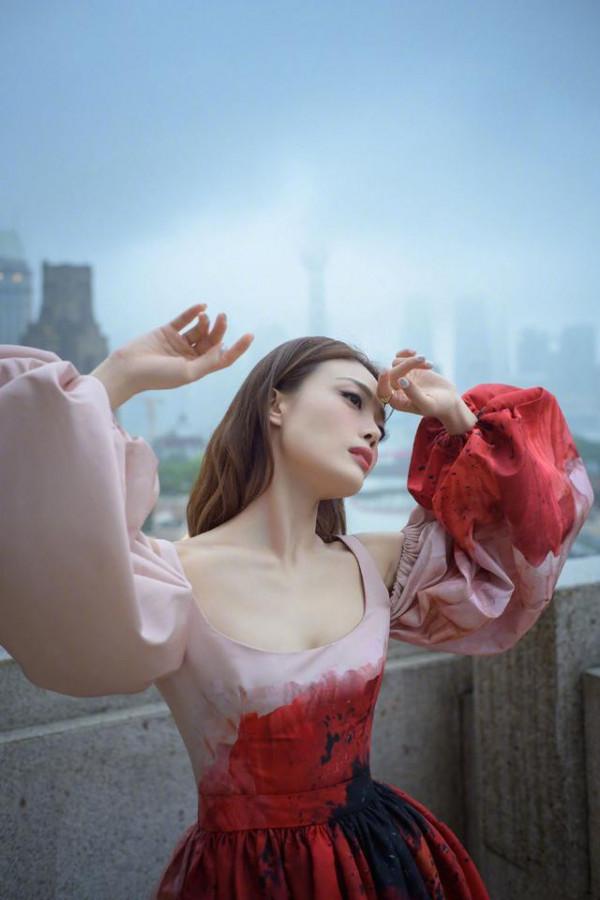 容祖兒一襲銀蓮花裙裝，像從畫中走出來一樣，復古又充滿浪漫氣質