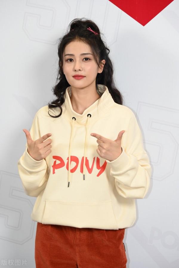 白鹿穿運動裝亮相為品牌店剪綵,扎高馬尾青春有活力 白鹿穿運動裝亮相為品牌店剪綵,扎高馬尾青春有活力