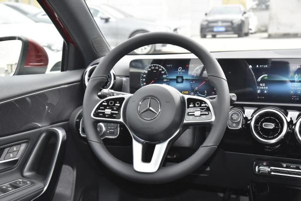 賓士的純進口掀背車，23&period;68萬起，油耗低至5&period;6L，實拍進口賓士A級