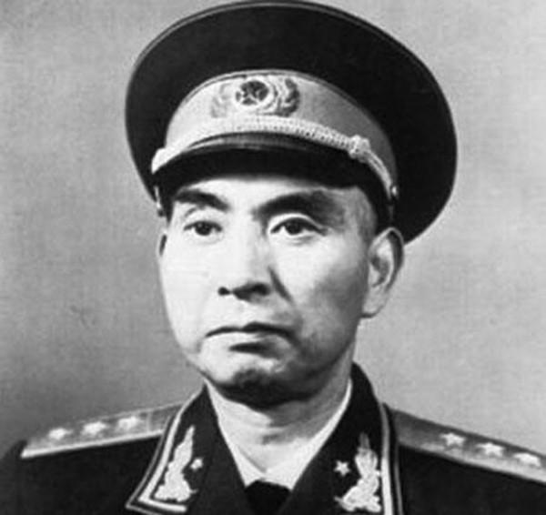 政委掏槍要斃了他,此人還是不跑,後當司令,老司令高興得沒吃飯 政委掏槍要斃了他,此人還是不跑,後當司令,老司令高興得沒吃飯