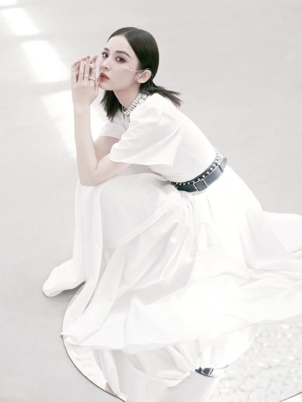 古力娜扎撞衫姚晨，同款白色長裙，風格差距這麼大？