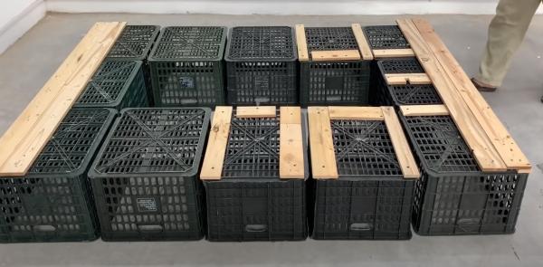 終於集齊了12個水果塑膠筐,動動手自己diy個床鋪,可收納還環保 終於集齊了12個水果塑膠筐,動動手自己diy個床鋪,可收納還環保