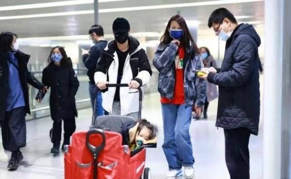 蔡少芬一家四口走機場,嬰兒床推車超奢華,兒子炸毛頭髮超可愛 蔡少芬一家四口走機場,嬰兒床推車超奢華,兒子炸毛頭髮超可愛