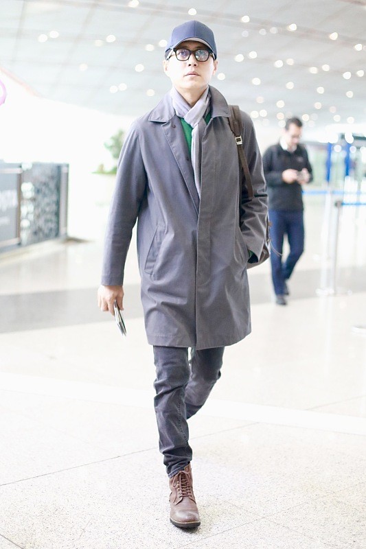 “老幹部”靳東身穿廓形大衣太有範，成熟穩重、乾淨帥氣，超讚