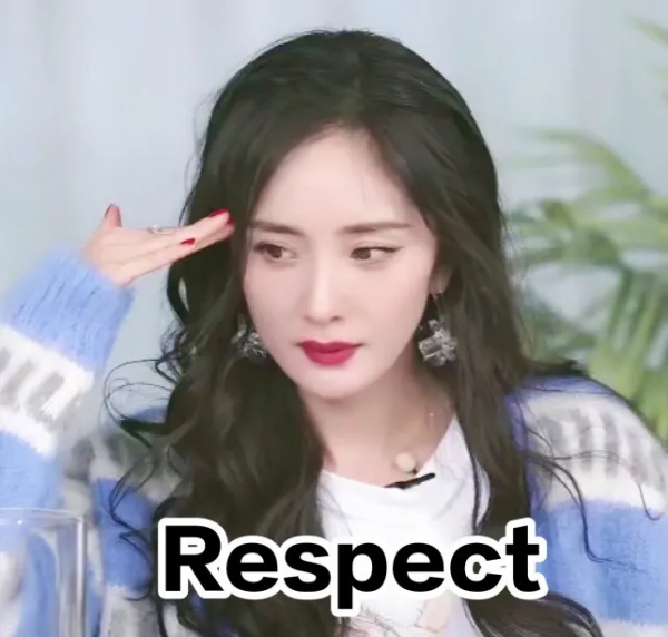 楊冪又帶火了“回力鞋+裙子”！巨美巨顯腿細，絕了