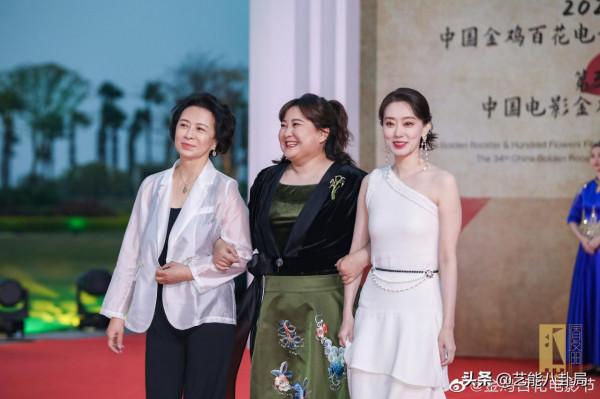 金雞閉幕紅毯比美：寧靜大膽奔放，倪妮定毯神針，關曉彤扳回一城